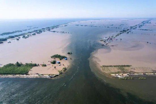 這是7月6日在湖南省岳陽市華容縣團洲垸拍攝的洞庭湖大堤決堤現場（無人機照片）。新華社記者 陳思汗 攝